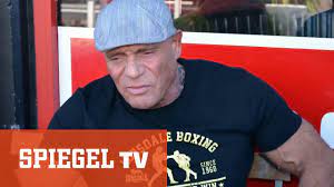 Mai 2015 ebenda) war ein deutscher kampfsportler, zuhälter und schauspieler Abschied Von Einer Kiez Legende Trauer Um Karate Tommy Youtube