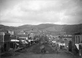 Cripple creek was the site of the last and greatest mining boom in colorado, attracting tens of thousands of people to the western flank of pikes peak in the 1890s.after it was destroyed by fire in 1896, the town and surrounding mining district reached peak production and population in the early twentieth century before experiencing a long decline. Cripple Creek Articles Colorado Encyclopedia