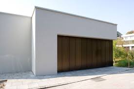Schrager Grundstucksverlauf Problematisches Gelande Die Ganz Besondere Architektonische Losung Dann Gibt Es Nur Eins D Fertiggaragen Garagentor Garagentore