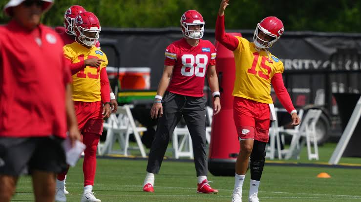 Chiefs lock in Patrick Mahomes through 2033 with a $504.75M reworked deal,  AP source says | WRIC ABC 8News
