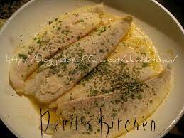 In una pentola far soffriggere 80 g di vallé naturalmente e arrostire dalla parte interna i filetti di rombo per 3 minuti. Filetti Di Rombo Alla Mugnaia