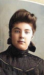 Estelle Waters's Instagram, Twitter & Facebook