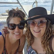 Please 🥹 Is there any way to edit my arm out and give a more solid  background? Thanks ☺️