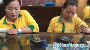 Referensi artikel no telp toko emas wahyu ganesha jl gajah mada sidoarjo terbaru dan terlengkap. Beli Emas Putih Dan Belum Dipakai Perhiasan Wanita Ini Malah Hilang Dicuri Saat Masih Di Toko Emas Halaman All Tribun Madura