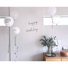 emi on instagram 11 19 娘の10歳の誕生日 朝はお赤飯を炊きました 今年も誕生日に合わせて花束を注文 今年はユーカリテトラゴナを中心につくってもらいました 飾りつけはバルーンで バースデー 飾り付け 1歳 誕生日 飾り付け