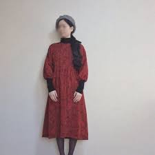 dress 大人のナチュラルなワンピース赤い着物の生地で作った大人のナチュラルなワンピースは 冬はタートルネックを重ねて着ています 簡単 なのにかわいく仕上がる人気のあるワンピースの型紙です ほとんど直線で 作り方も説明していますので 初心 ワンピース
