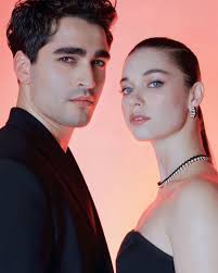 Facebook me recordó esta publicación del 2024.🥹❤ Qué lindas parejitas.🥹🫶  Afra Saraçoğlu y Mert Ramazan Demir (Yalı Çapkını). Ahsen Eroğlu y Aras  Bulut İynemli (Deha). Birce Akalay y İbrahim Çelikkol (Kuş Uçuşu).