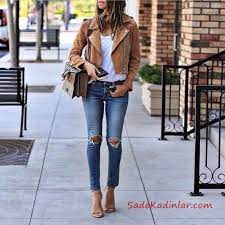 2021 Sik Kombinler Mavi Yirtik Skinny Pantolon Beyaz Bluz Kahverengi Ceket Vizon Topuklu Ayakkabi Kiyafet Kombinleri Thanksgiving Fashion Fashion Style