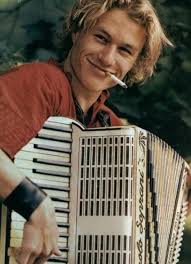 Heath Ledger I Ve Only Seen Him In A Knight S Tale But That Movie Makes Me Smile All The Time Heath Ledger Heath Guys
