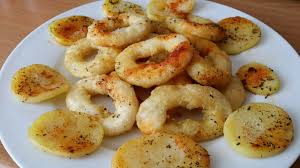 Dovrete, quindi, pelare le patate, lavarle e tagliarle in cubetti molto piccoli e friggerli in olio caldo. Anelli Di Totani Al Forno Con Patate Enzamariablog