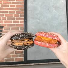 æ³°åœ‹burger Kingç‚ºæƒ…äººç¯€æŽ¨å‡ºé™å®šç²‰ç´…åŠé»'è‰²é›™è‰²æ¼¢å ¡ å…‰æ˜¯åƒæ¼¢å ¡ä¹Ÿèƒ½å†'å‡ºç²‰ç´…è‰²æ³¡æ³¡