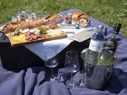 Wir werden picknicken ihr werdet picknicken. Genuss Am Cobenzl Nachhaltige Picknick Boxen In Den Wiener Weinbergen Geniessen Kulinarik Wien Vienna At