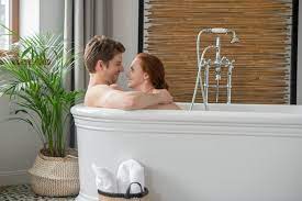 Momentos eróticos. um homem e uma mulher tomando banho juntos e parecendo  animados | Foto Premium