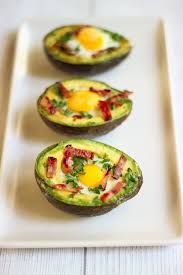 Avocats Au Four Aux œufs Et Au Bacon Elle Mijote Quelque Chose Recette Recettes De Cuisine Avocat Farci Recette Avocat