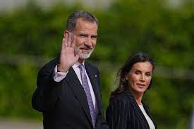 La Reina Letizia, con un traje de raya diplomática, se despide junto al Rey  rumbo a su viaje a Alemania | Reina Letizia