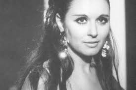 وقالت ان سعاد حسني قتلت بعدما اتصلت بها لتخبرها انها لجأت للصحفي، رئيس قطاع كما أشارت في سياق الحوار الى ان سعاد حسني سافرت الى العراق أثناء العمل على فيلم. Ø¨Ø§Ù„ØµÙˆØ± 10 Ø£Ø¯ÙˆØ§Ø± Ù…Ù†Ø­Øª Ø³Ø¹Ø§Ø¯ Ø­Ø³Ù†ÙŠ Ù„Ù‚Ø¨ Ø§Ù„Ø³Ù†Ø¯Ø±ÙŠÙ„Ø§