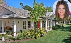 Il post che selena gomez ha dedicato alla sua casa è anche il primo in cui racconta la sua vita privata dopo mesi in cui le sue apparizioni social sono state esclusivamente dedicate alla battaglia per black lives matter. La Nuova Casa Di Selena Gomez Foto Kikapress Com