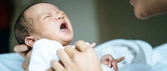 Dan sering kali berhasil menenangkan bayi menangis di malam hari, terutama jika ia mengalami mimpi buruk. Normalkah Bayi Menangis Saat Tidur Guesehat