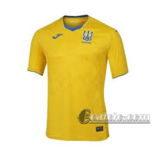 La divisa è considerata «politica» per il suo riferimento alla crimea, sia nella cartina della nazione riprodotta sulla maglia che per la menzione «gloria ai nostri. Ufficiali Maglia Calcio Ucraina Uefa Euro 2020 Poco Prezzo