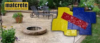 A random flagstone stamp pattern in a neutral color provides a pleasing atmosphere for outdoor entertaining and dining areas. Deco Crete Supply Decorative Concrete Supplies Concrete Overlay Supplies Stamped Concrete Supplies