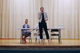 Documentarul oferă o perspectivă captivantă și motivațională asupra alegerilor intermediare din 2018, care au înclinat balanța puterii. Knock Down The House Cursa Pentru Congres 2019 Film Cinemagia Ro