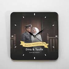 Itulah mengapa trend polaroid sempat naik daun bahkan sampai sekarang ini. Jam Dinding Custom Tema Foto Untuk Kado Pernikahan Jam Dinding Dinding Pernikahan