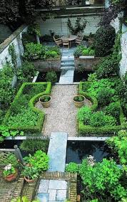 Compact Garden Design Repinned On Toby Designs Beaux Jardins Petits Jardins Joli Jardin
