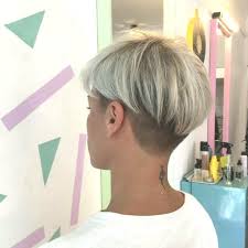 This lovely hairstyle is quite alluring and attractive owing to the contrast created by the undercut with that of the longer top and bangs. Women Undercut Short Bobs Women Undercut Short Short Hair Styles Undercut Hairstyles Hair Styles