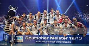 Die trophäen werden den fans präsentiert. The Players Of Thw Kiel Present The Bundesliga Trophy To The Fans At Kiel Top League Trophy