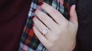 Cincin ini harus masuk ke daftar inspirasi. Malah Dihujat Massal Wanita Ini Pamer Cincin Tunangan Sambil Menyetir