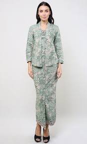 Perbezaannya terletak pada bahagian kocek iaitu lelaki mempunyai tiga. Pakaian Tradisional Melayu Pengkhazanahan Rumah Melayu Pakistani Fashion Party Wear Women Blouses Fashion Traditional Outfits