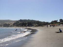 Chile te ofrece más de cuatro mil kilómetros de playas para realizar deportes acuáticos, degustar deliciosos platos chilenos, brindar. Playa Matanzas Chileplayas