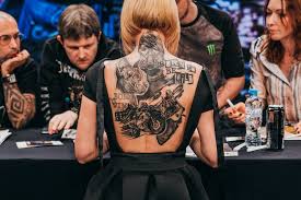 У стерненко тату на руке, как у меня дома на диване. Na Festivale Tattoo Collection 2019 Vystupit Gruppa 5 Nizza Kiev Vgorode Ua