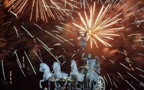 Fireworks Explode During New Year Celebrations Over The Brandenburger Tor Gate In Berlin Fireworks New Years Eve Fireworks New Year S Eve Around The World
