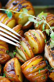 Garlic Herb Roasted Potatoes The Easiest And Delicious Roasted Potatoes With Olive Oil Butter Garlic Herb Recipes Vegetable Recipes Herb Roasted Potatoes