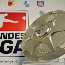 Oficjalne konto rozgrywek 2 ligi. Meisterschale Auch Fur 2 Liga Dfl Prasentiert Trophae Fussball