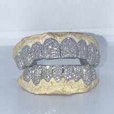 Custom gold grillz is a hip hop jewelry trend renowned by rappers across the world. Vvs Quality Diamond Grillz Imakegrillz Com