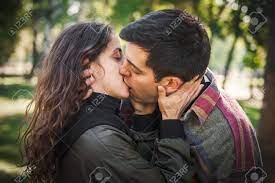 セクシーなフレンチディープキスのクローズアップディテールビュー。抱き合ったりキスしたりするのが大好きな官能的なロマンチックなカップル。女の子と彼氏のデート。関係とロマンスの概念の写真素材・画像素材  Image 177807631