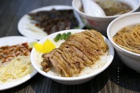 The left component form ⺼ looks very similar to ⺝, the left radical form of 月 (moon), and is often drawn identically in compounds, though they are etymologically distinct, and careful usage distinguishes the cross strokes. é£Ÿ ä¸­å'Œ é˜äºˆåŽŸå'³ç•¶æ­¸é´¨é´¨è‚‰é£¯ ä¸­å'Œä»æ„›åº—