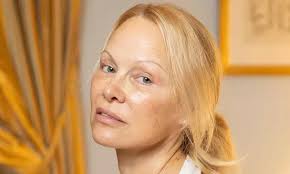 Pamela Anderson fala como lidou com o “glamour e envelhecimento” para “The  Last Showgirl”