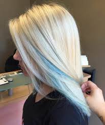Blonde Haare Mit Blauen Strahnen Langes Und Glattes Haar Coole Ideen Fur Damenfrisuren Blaue Haare Coole Frisuren Haare Blau Farben