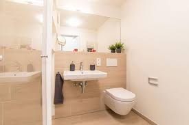 Schones Modernes Badezimmer Mit Fliesen In Beige Sowie Heller Badmobel Und Grossem Spiegel Wohnung In Hamburg Badezimmer Fliesen Badezimmer Badezimmerideen