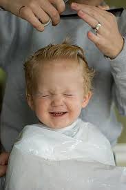 Von pilzkopffrisuren in der 60 er jahre uber punk stylings in den 90 er bis hin zu lassigen mittellangen haaren a la justin unsere top 10 kinderfrisuren platz 10. Kinderhaarschnitt Ohne Tranen Mit Anleitung Familie De Kindern Haare Schneiden Kinder Haar Haare Selber Schneiden