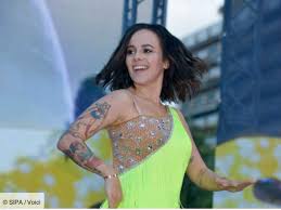 Laeticia hallyday, née laetitia boudou le 18 mars 1975 à béziers, est un mannequin français, dernière épouse du chanteur. Photo Alizee Pose Enceinte Et Recoit Un Commentaire De Laeticia Hallyday Voici