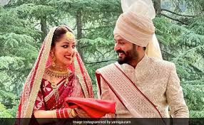 However, a few more photos from the ceremony surfaced on the fan pages of yami and aditya. 5vujf84wvnp0ym