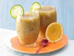 Raffiniert kombiniert, schmeckt ein smoothie übrigens fast wie eine süßigkeit zum trinken! Die Besten Smoothies Fur Einen Flachen Bauch Eat Smarter