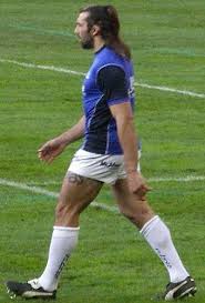 Sébastien chabal, né le 8 décembre 1977 à valence (), est un joueur de rugby à xv international français.il évolue au poste de troisième ligne centre après avoir débuté comme troisième ligne aile et joué également deuxième ligne.il termine sa carrière au sein du club français du lyon ou après avoir joué au racing métro, aux sale sharks et débuté au haut niveau à cs. Sebastien Chabal Wikiwand
