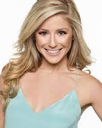 Julie Mraz's Instagram, Twitter & Facebook