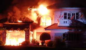 เผยเหตุไฟไหม้บ้านวิศวกร ย่านคลอง 7 พบร่างสามีภรรยาดับคากองเพลิง ตร.ตรวจที่เกิดเหตุ ยันเป็นเหตุฆาตกรรม เมียแทงผัวเสียชีวิต ก่อนจุดไฟเผาอำ. à¹€à¸ª à¸¢à¸šà¸›à¸¥ à¸à¹„à¸Ÿà¹‚à¸• à¸°à¹„à¸«à¸§ à¸— à¸‡à¹„à¸§ à¹€à¸ª à¸¢à¸žà¸²à¸„à¸£à¸­à¸šà¸„à¸£ à¸§à¸«à¸™ à¸•à¸²à¸¢ à¹„à¸Ÿà¹„à¸«à¸¡ à¸š à¸²à¸™à¸«à¸£ 15