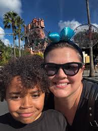 What is the cheapest option for staying at Disney and Universal for a group  of 6 in February 2026?